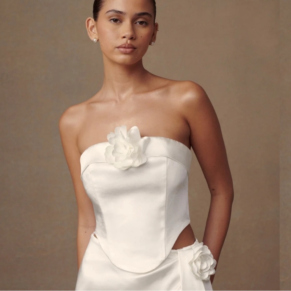 Meshki Elegant White Corset Top with Flower